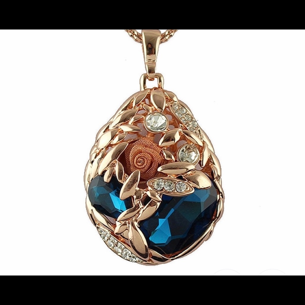 Blue rhinestone necklace